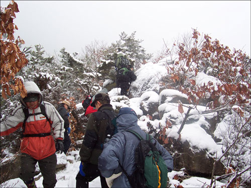 산을 오릅니다. 눈발이 거세지고 있습니다. 